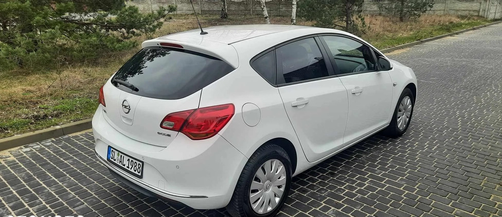 Opel Astra cena 26900 przebieg: 203000, rok produkcji 2015 z Czersk małe 254